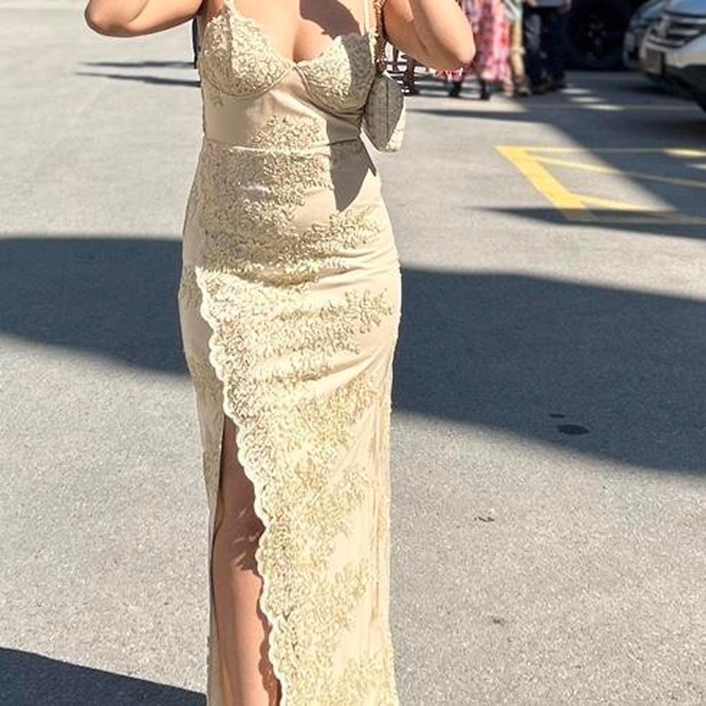 Lace Gold Dress! ⭐️